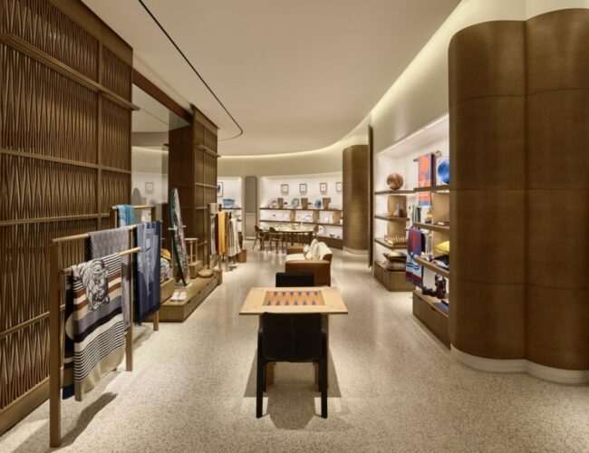 HERMES-SCP-MIDDLE OF SALES FLOOR - ISLANDS ON RIGHT - HVAC LINEARS CEILING